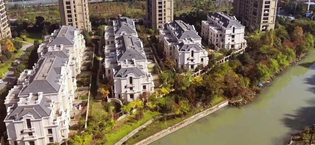 发现价格和首日开盘价格,笋盘为什么那么便宜