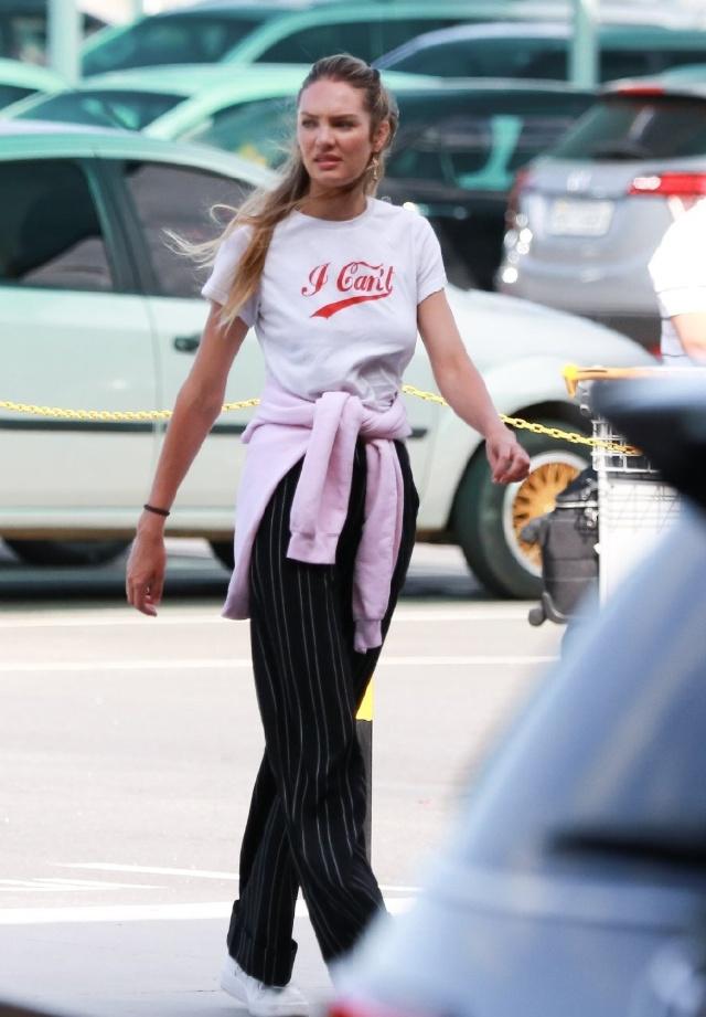 超模糖糖晒宝宝照片,超模糖糖穿金色鱼尾裙出席电影节