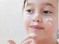 一岁宝宝用成人护肤品的危害,孩子护肤品慎用小心伤害宝宝健康