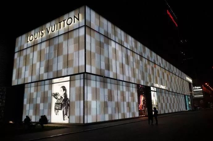 按月上交工资怎么给老婆买礼物,花一个月工资给男朋友买礼物