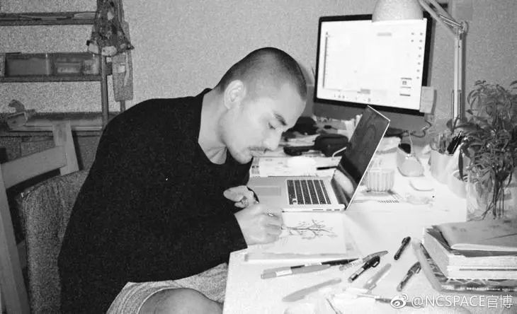 带它过安检,从包里拿出来的瞬间,看到了TA们羡慕的眼光……