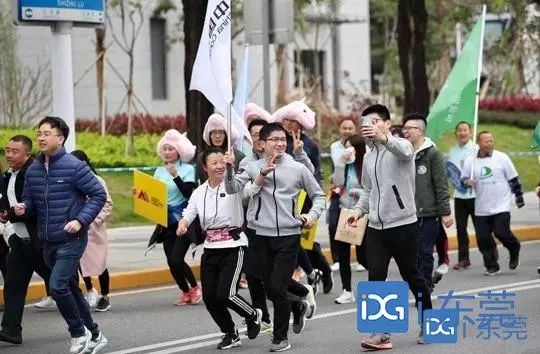 全城沸腾用最高礼遇迎接英雄,全城沸腾迎英雄