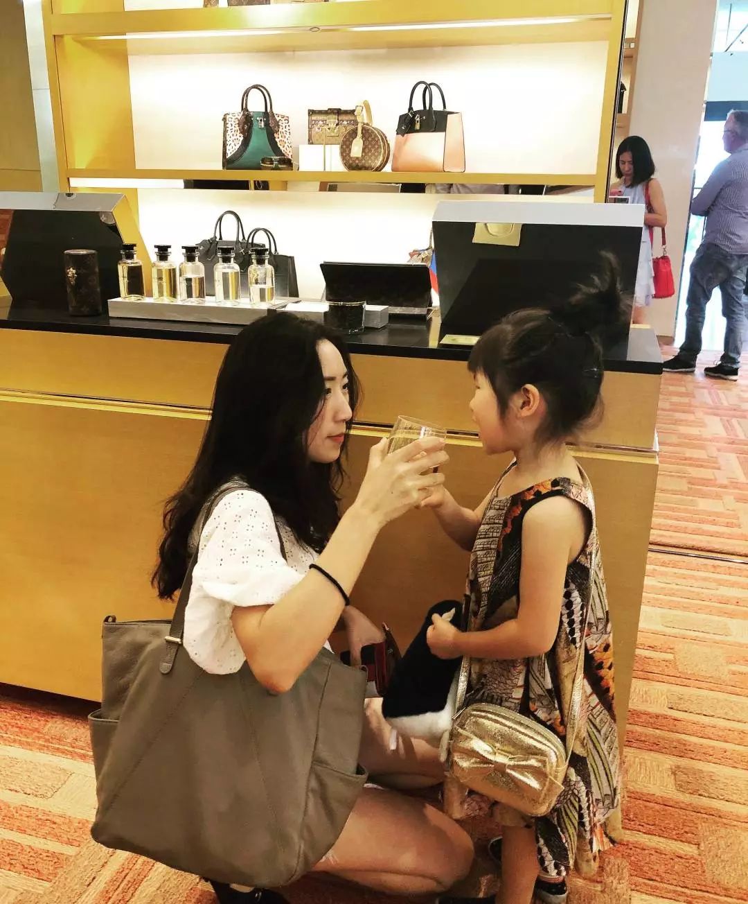 种草母婴好物！来看看别人的妈咪包里都装了些什么……