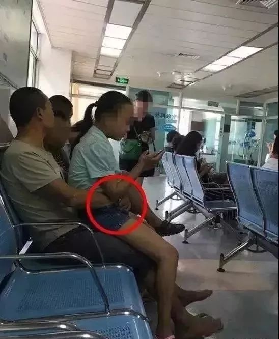 爸爸舌吻女儿，共同洗澡，还说：女儿的身体就是我的身体？！网友炸了！