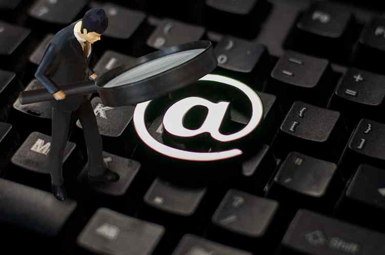 在国外都通过哪些网站“人肉搜索”一个人的信息？