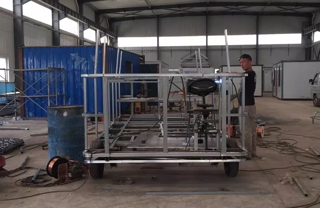 那个开着旅行咖啡车的女孩，暂别荒野重返都市