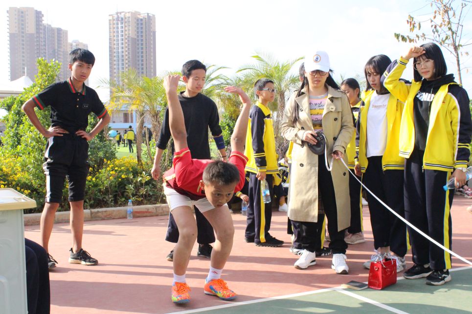 蒙自这里汇聚上千人，放飞上百只鸽子，是发生了什么大事……