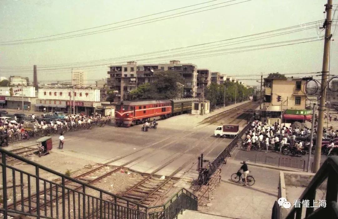 马路道口菱形标志,马路道口鬼探头