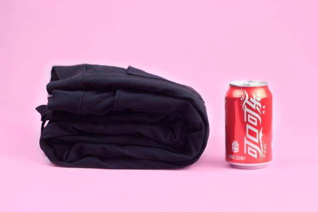 羽绒裤非常的适合在冬天的时候穿,保暖裤百搭防风舒适羽绒裤