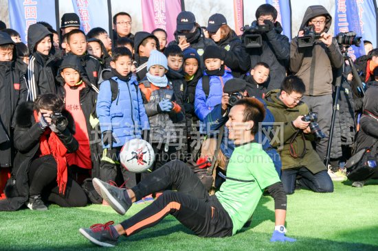 闃冲厜灏戝勾閫愭ⅵ璧涘満,闃冲厜灏戝勾鑱氳禌鍦烘縺鎯呴鎵睍椋庨噰