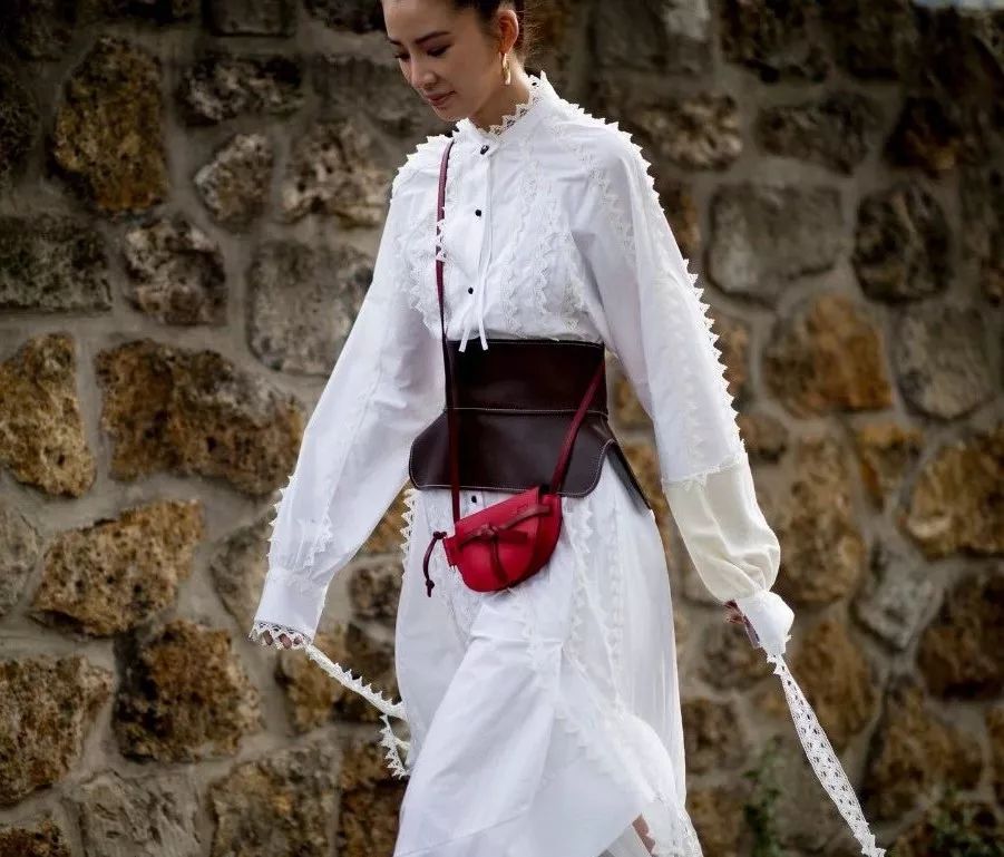 李宇春易烊千玺演绎时代感,易烊千玺穿中国红