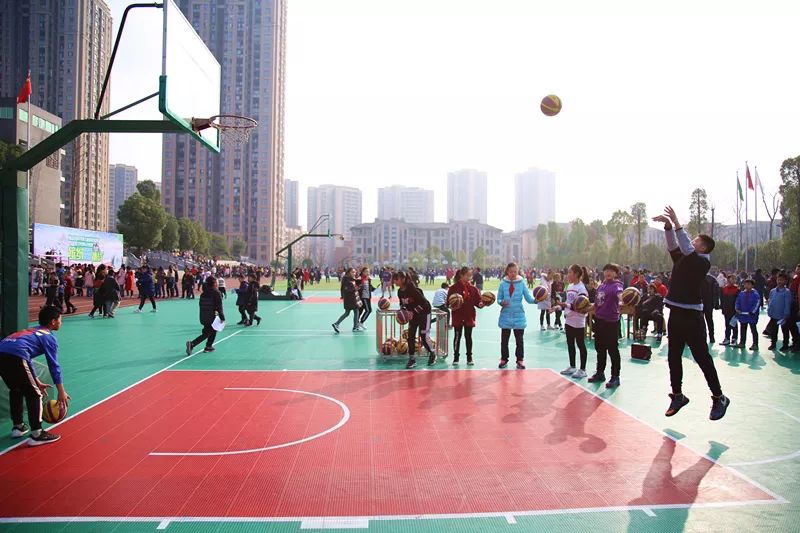 玩嗨啦，缤纷吉尼斯——快来看，我区这所学校的“缤纷吉尼斯，挑战向未来”活动