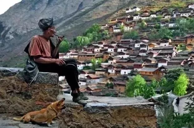 巨石上的奇特村庄,丽江绝美的村落