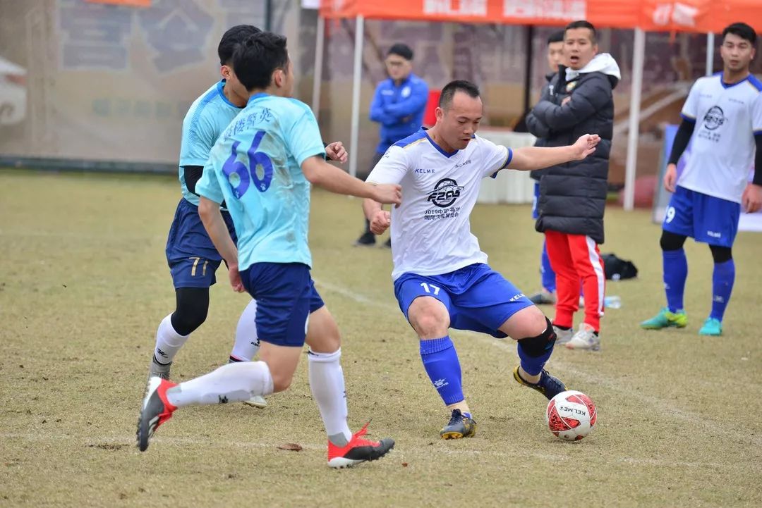 警界雄鹰绿茵翱翔，铁血男儿赛场争霸！