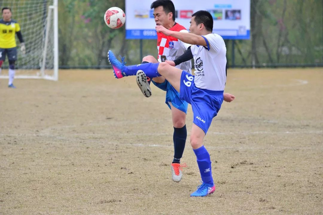 警界雄鹰绿茵翱翔，铁血男儿赛场争霸！