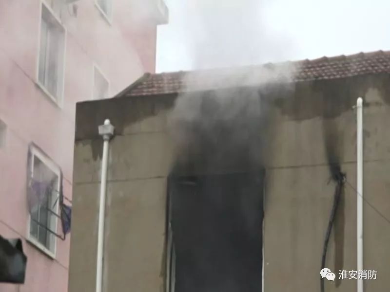 正在做饭家里插线板着火了怎么办,插线板起火的原因和处理方法