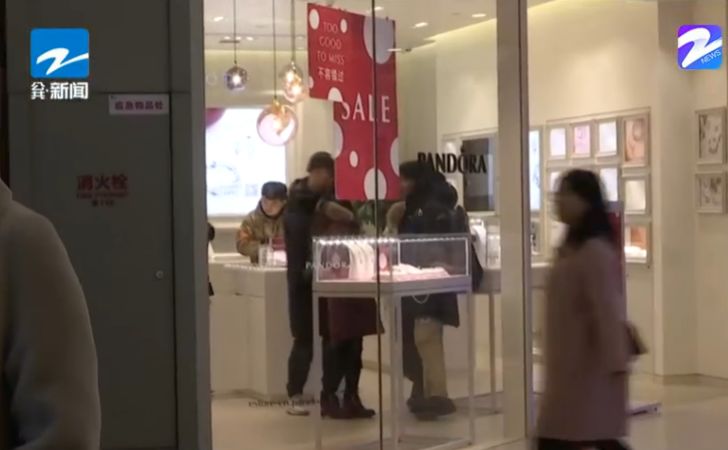 男朋友在京东上给女朋友买东西,男友送的潘多拉吊坠