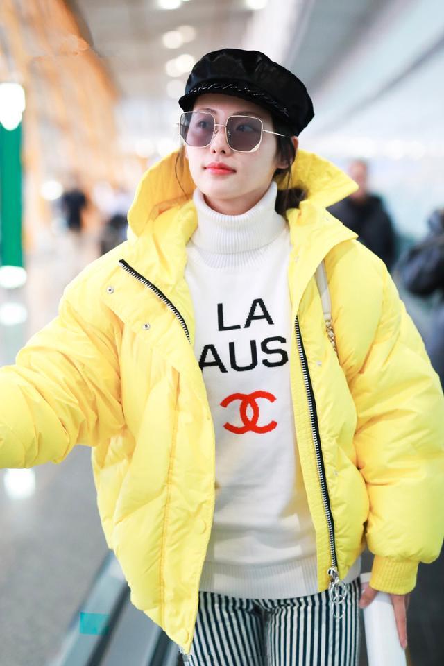 张嘉倪穿加拿大鹅羽绒服,张嘉倪黑色羽绒服