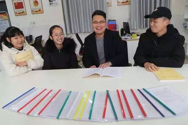 一位老师给班级学生写的纸条,老师纸短情长