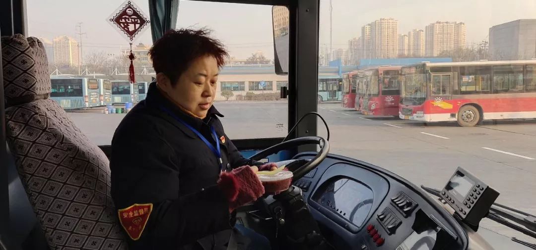 昨天，兰州大街小巷都飘散着腊八粥味道，传递着一份份爱心……