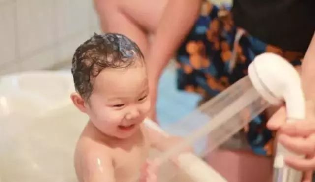 336孔日本增压节水花洒，洗澡比做SPA还爽，一年节水10吨！