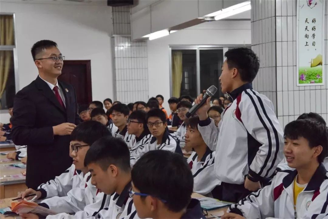 2019年首场法治课｜万水千山总是情，茂名“麻辣教师”下基层讲课