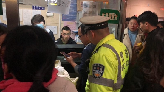 一名早产儿呼吸困难交警紧急送医,新生儿突发疾病交警送医