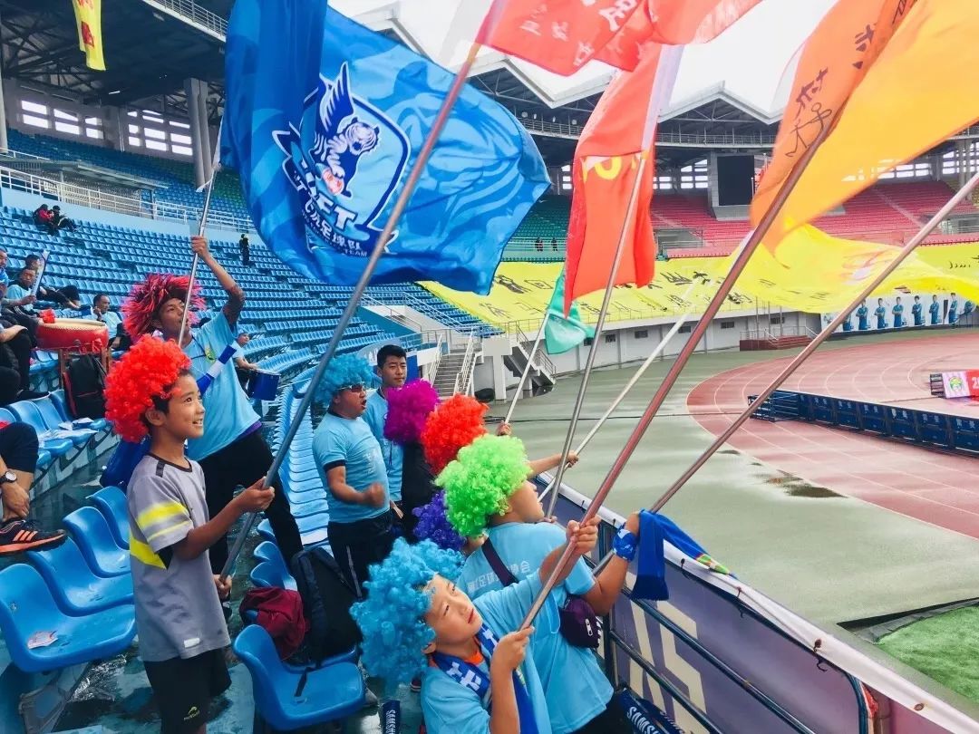 雪山下的篮球场,定日县雪山下的足球场