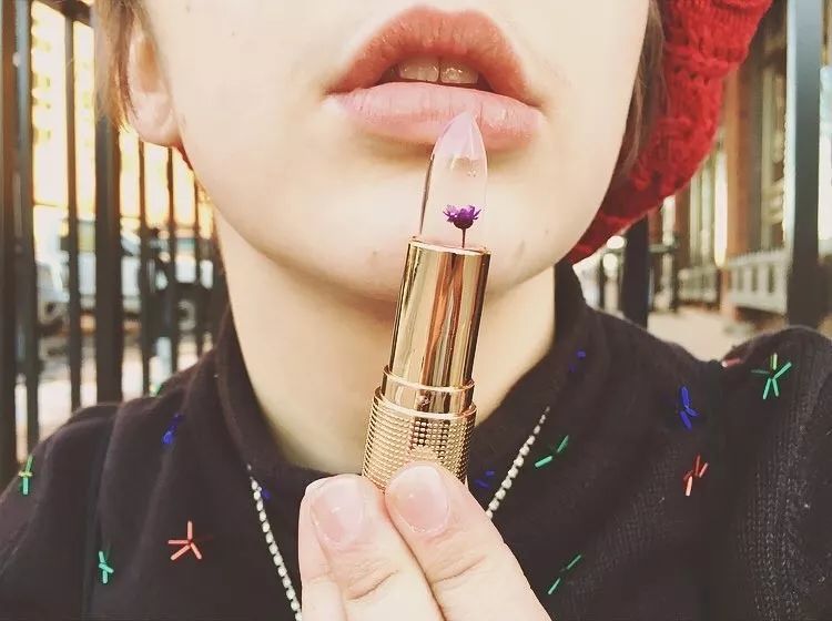 唇干唇裂涂唇膏会去死皮吗,唇裂唇干起皮修复唇膏儿童