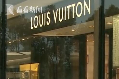 男子购买lv包,一男子买lv鞋子掉色