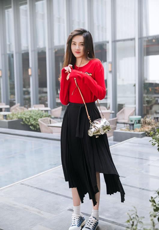 宋祖儿机场红色格子衫配短裤视频,宋祖儿穿大衣内搭露腰装蛮腰抢镜