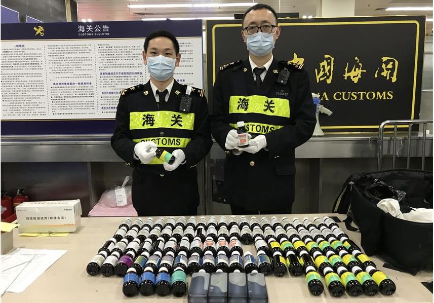 携毒闯关被当场拿下！一旅客带大量“止咳水”入境欲*市黑**卖高价