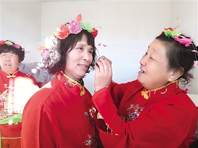 什八台村歌舞队收到新装备