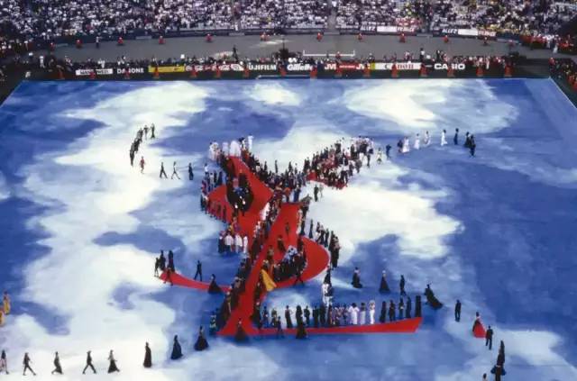 全世界的女人欠这个男人一个人情