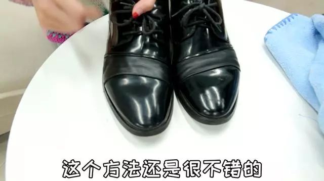 再皱的皮鞋也怕这一招,涂点每天都吃的它,让你天天穿新鞋