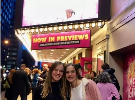 庆祝老友记开播25周年,老友记重播六位主演