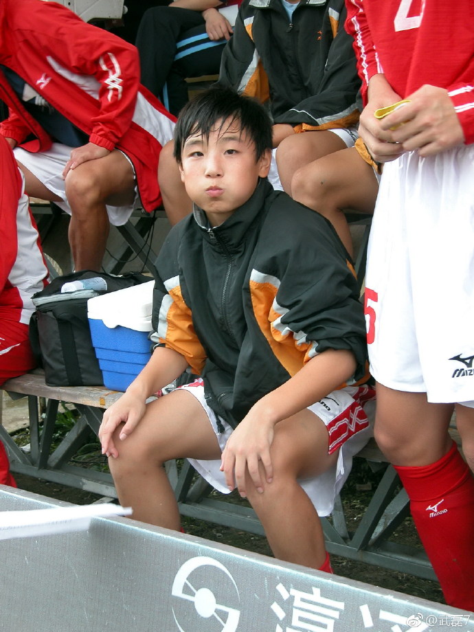 见证根宝十年磨一剑、培育铿锵玫瑰新苗，这家银行为何甘当上海足球的幕后英雄？