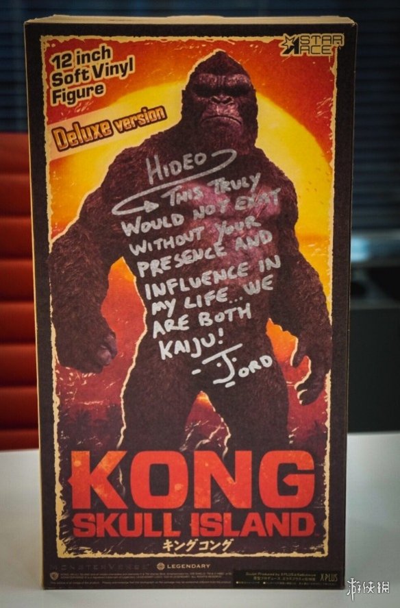 罗伯茨将一个超大的“金刚”送给小岛秀夫作为礼物！