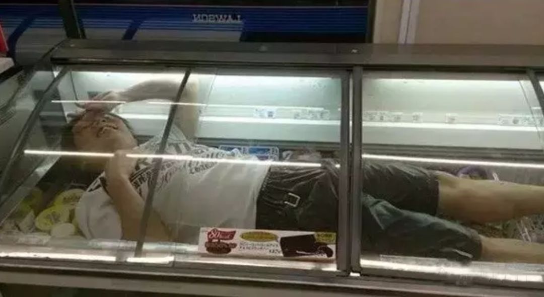 日本又曝饮食店卫生问题！员工把厨具放在裤裆上，这家店每个日本人都去吃过……