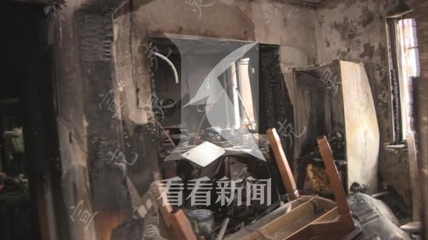 *防队消**员脱下大衣救助老人嘉定一小区民宅起火疑抽烟所致