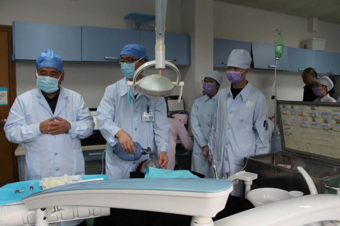 首例！西南医科大学附属口腔医院为88岁多病老人完成牙齿开髓治疗