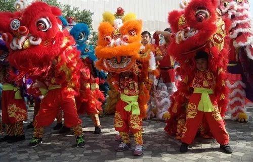 港女有话说|赛马、舞狮、逛年宵市场……春节假期到香港玩点啥?