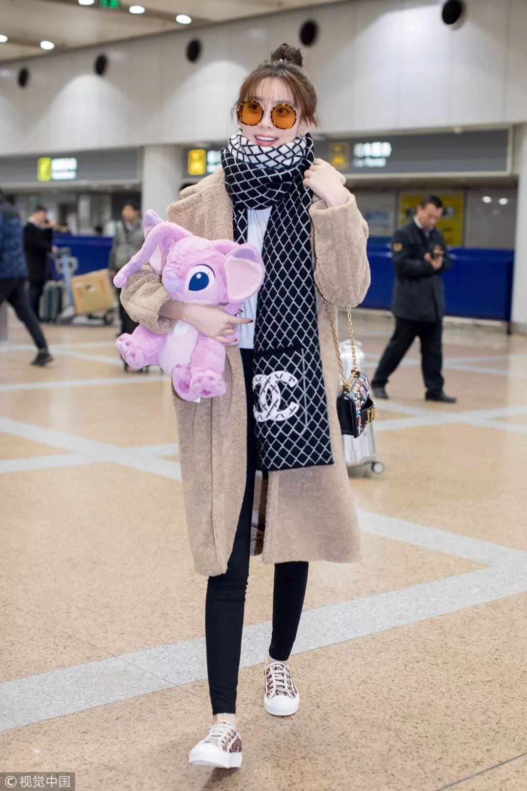 女明星回家过年的场面,明星回家过年怎么穿