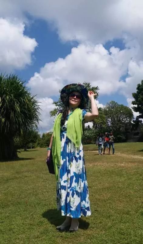 中国大妈外出旅游跨栏,大妈旅游动作