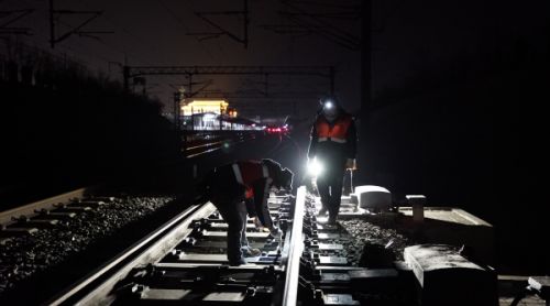 为了你的旅途没有黑夜,我愿成为节日铁道线上的霓虹