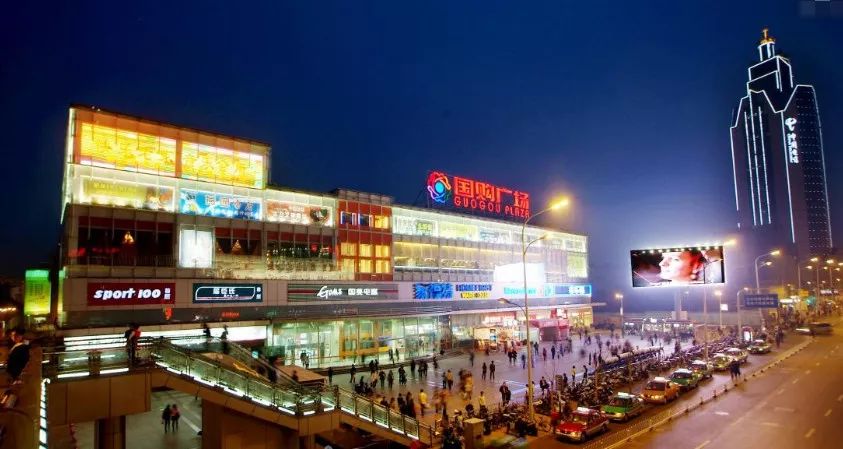 合肥的步行街夏天夜景,合肥步行街今晚航拍视频