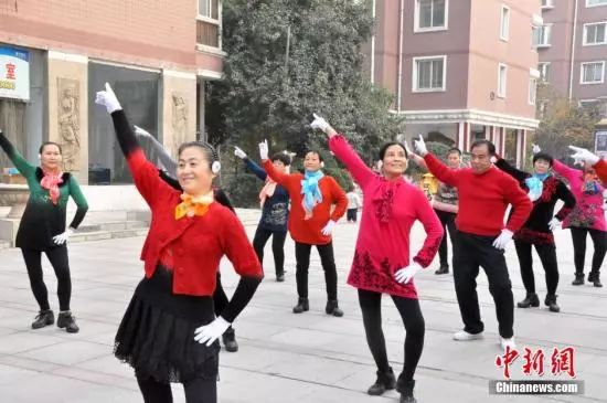 这不是危言耸听！年轻人，再这样做你就要聋了！