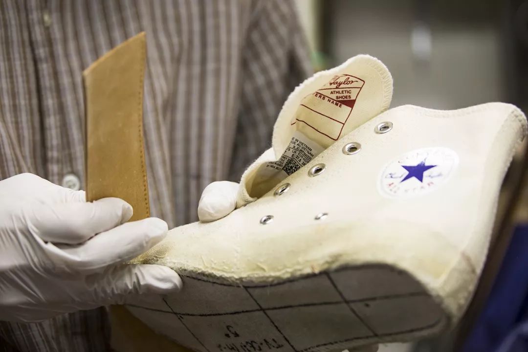 同样都是穿匡威的，怎么大哥们还“改装”上了呢？