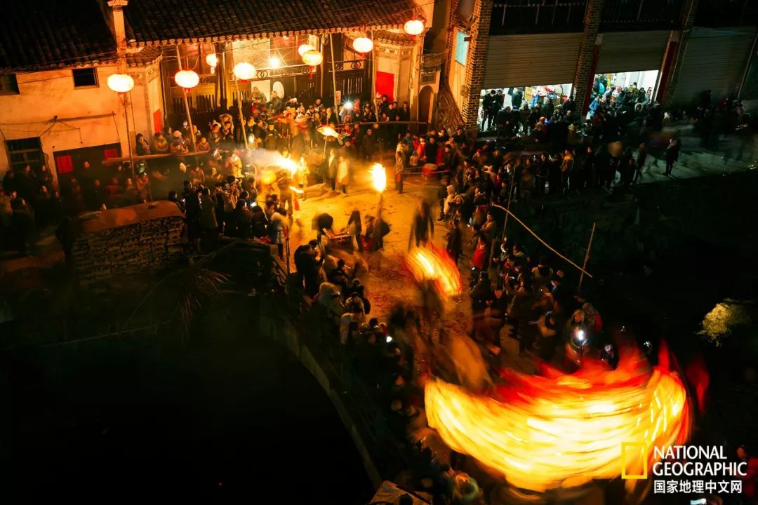 这盏燃了200年的徽州鱼灯，带你游回小时候