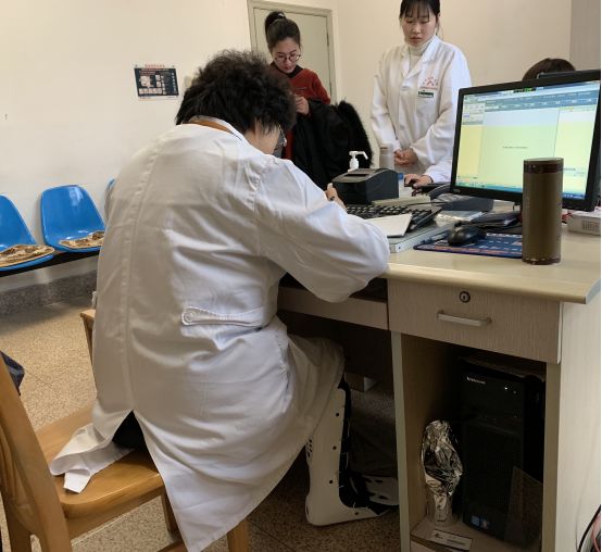 第五跖骨骨折不敢大胆走路,女孩子右足第4跖骨骨折